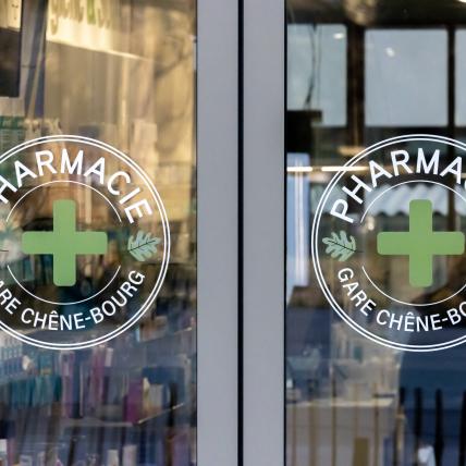 Façade de la pharmacie Gare Chêne-Bourg 