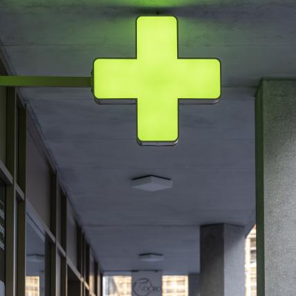 Enseigne lumineuse de la  Pharmacie Gare Chêne-Bourg 